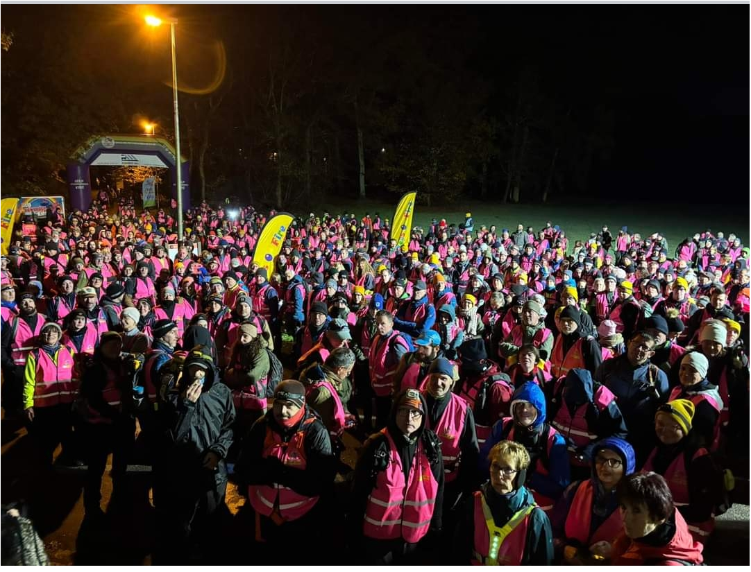 Wandelaars verzameld aan de start